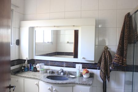 Casa à venda com 420m², 4 quartos e 4 vagasBanheiro da Suíte 1