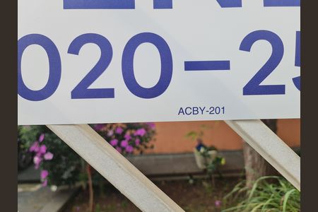 Casa à venda com 420m², 4 quartos e 4 vagas Casa à venda com 420m², 4 quartos e 4 vagasFachada com placa QuintoAndar