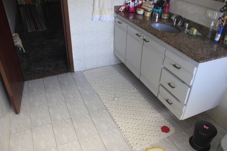 Casa à venda com 420m², 4 quartos e 4 vagasBanheiro social