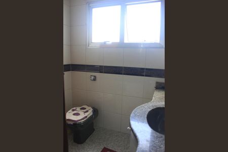 Casa à venda com 420m², 4 quartos e 4 vagasBanheiro da Suíte 1