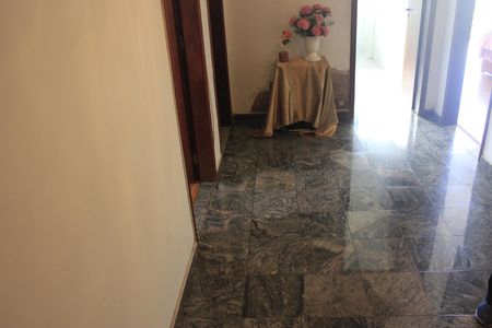 Casa à venda com 420m², 4 quartos e 4 vagasCorredor dos quartos