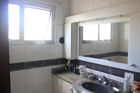 Casa à venda com 420m², 4 quartos e 4 vagasBanheiro da Suíte 1
