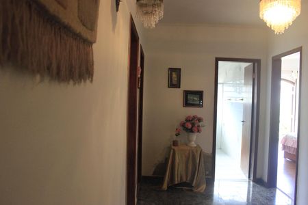 Casa à venda com 420m², 4 quartos e 4 vagasCorredor dos quartos