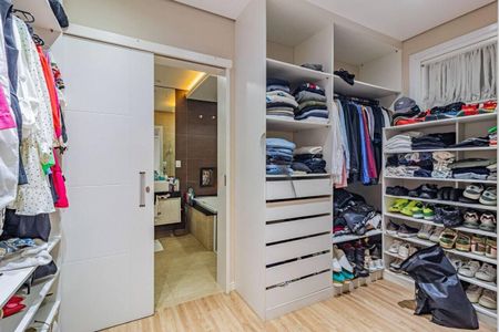 Casa de condomínio para alugar com 290m², 3 quartos e 4 vagas Casa de condomínio para alugar com 290m², 3 quartos e 4 vagasCloset