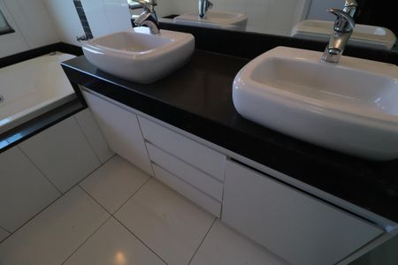 Apartamento para alugar com 190m², 4 quartos e 2 vagasBanheiro do Quarto 4