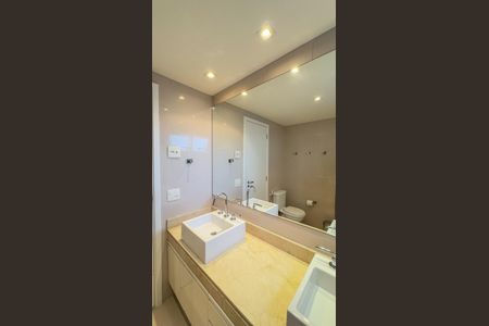 Apartamento para alugar com 147m², 4 quartos e 2 vagas Apartamento para alugar com 147m², 4 quartos e 2 vagasBanheiro da Suíte 1