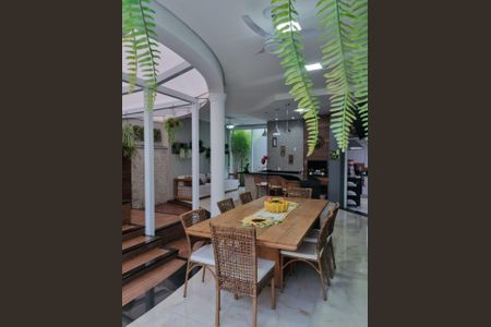 Casa de condomínio para alugar com 400m², 4 quartos e 4 vagas Casa de condomínio para alugar com 400m², 4 quartos e 4 vagasÁrea Externa