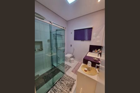 Casa de condomínio para alugar com 400m², 4 quartos e 4 vagas Casa de condomínio para alugar com 400m², 4 quartos e 4 vagasBanheiro da suíte