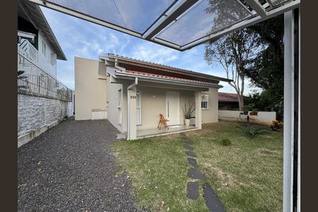 Área externa de casa à venda com 2 quartos, 122m² em Guarani, Novo Hamburgo