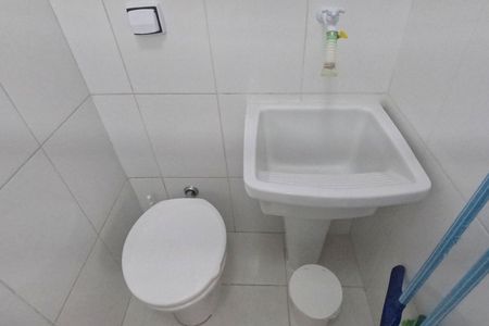 Banheiro de apartamento para alugar com 1 quarto, 55m² em Aparecida, Santos