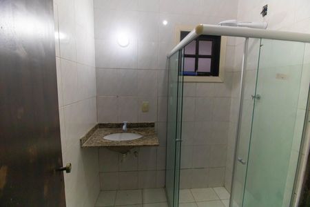 Banheiro da Suíte de casa para alugar com 2 quartos, 70m² em Serra Grande, Niterói
