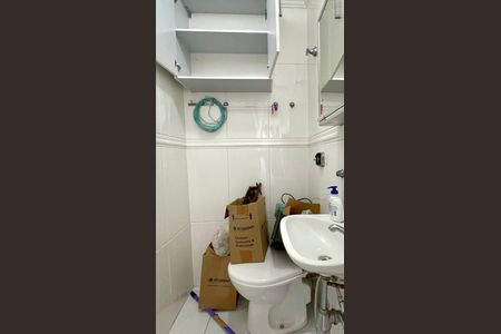 Banheiro de serviço de apartamento para alugar com 3 quartos, 90m² em Pinheiros, São Paulo