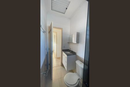 Banheiro de casa de condomínio para alugar com 2 quartos, 64m² em Aguassai, Cotia