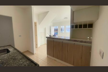 Cozinha de casa de condomínio para alugar com 2 quartos, 64m² em Aguassai, Cotia