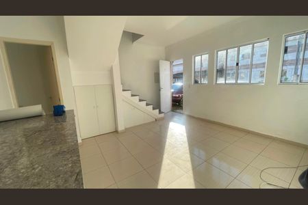 Sala de casa de condomínio para alugar com 2 quartos, 64m² em Aguassai, Cotia
