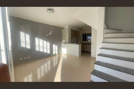 Sala de casa de condomínio para alugar com 2 quartos, 64m² em Aguassai, Cotia