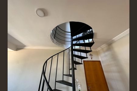 Apartamento para alugar com 145m², 3 quartos e 2 vagas Apartamento para alugar com 145m², 3 quartos e 2 vagasEscada