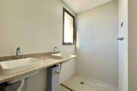 Apartamento à venda com 106m², 3 quartos e 2 vagas Apartamento à venda com 106m², 3 quartos e 2 vagasBanheiro da Suíte 1