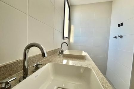 Apartamento à venda com 106m², 3 quartos e 2 vagas Apartamento à venda com 106m², 3 quartos e 2 vagasBanheiro da Suíte 1