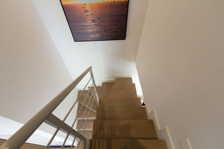 Apartamento à venda com 76m², 2 quartos e 2 vagas Apartamento à venda com 76m², 2 quartos e 2 vagasEscada