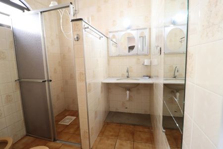 Banheiro da Suíte de kitnet/studio para alugar com 1 quarto, 25m² em Santa Mônica, Uberlândia