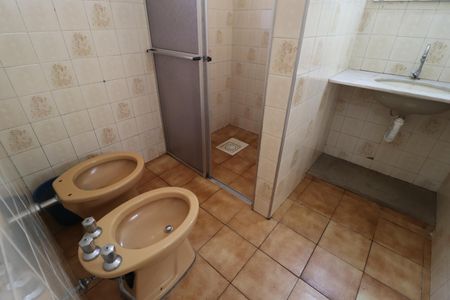 Banheiro da Suíte de kitnet/studio para alugar com 1 quarto, 25m² em Santa Mônica, Uberlândia