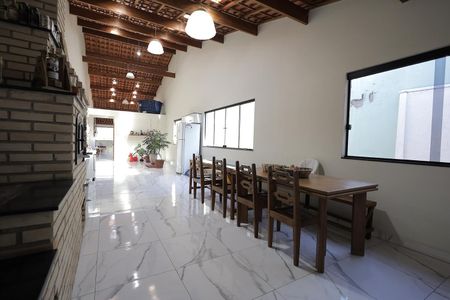 Casa à venda com 354m², 3 quartos e 2 vagas Casa à venda com 354m², 3 quartos e 2 vagasCobertura Churrasqueira