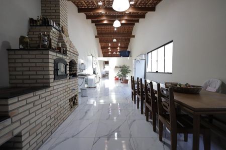 Casa à venda com 354m², 3 quartos e 2 vagas Casa à venda com 354m², 3 quartos e 2 vagasCobertura Churrasqueira