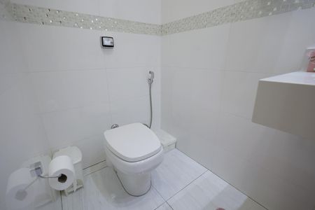 Casa à venda com 354m², 3 quartos e 2 vagas Casa à venda com 354m², 3 quartos e 2 vagasBanheiro