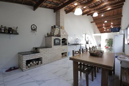 Casa à venda com 354m², 3 quartos e 2 vagas Casa à venda com 354m², 3 quartos e 2 vagasCobertura Churrasqueira