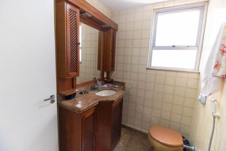 Banheiro de apartamento à venda com 1 quarto, 46m² em Fátima, Niterói