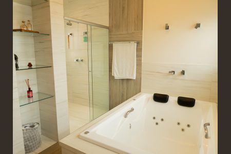 Casa de condomínio para alugar com 252m², 3 quartos e 4 vagas Casa de condomínio para alugar com 252m², 3 quartos e 4 vagasBanheiro da Suíte