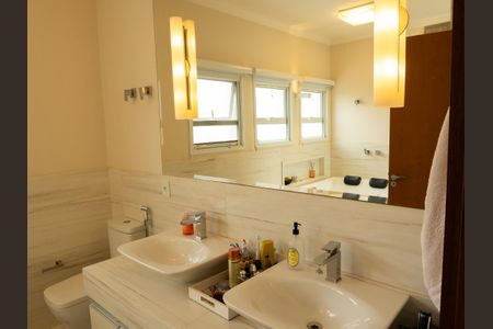 Casa de condomínio para alugar com 252m², 3 quartos e 4 vagas Casa de condomínio para alugar com 252m², 3 quartos e 4 vagasBanheiro da Suíte