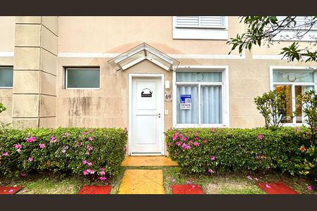 Casa de condomínio à venda com 120m², 2 quartos e 2 vagasPlaca instalada na fachada do imóvel 