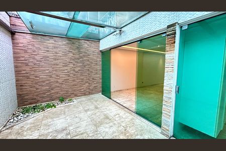 Casa de condomínio à venda com 120m², 2 quartos e 2 vagasQuintal