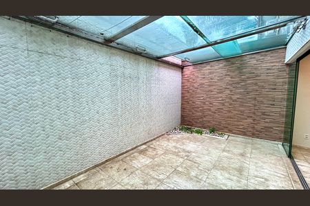 Casa de condomínio à venda com 120m², 2 quartos e 2 vagasQuintal