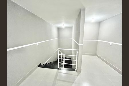 Apartamento para alugar com 44m², 2 quartos e sem vaga Apartamento para alugar com 44m², 2 quartos e sem vagaEscada