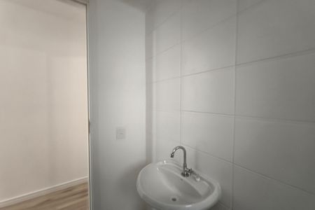 Banheiro de apartamento à venda com 2 quartos, 45m² em Vila Palacios, Campinas