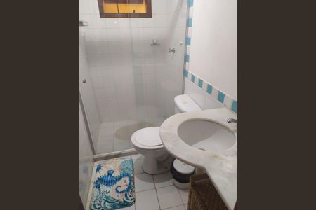 Banheiro de casa de condomínio para alugar com 2 quartos, 70m² em Tamoios, Cabo Frio