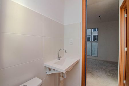 Banheiro de apartamento à venda com 2 quartos, 51m² em Rubem Berta, Porto Alegre