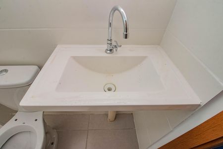 Banheiro de apartamento à venda com 2 quartos, 51m² em Rubem Berta, Porto Alegre