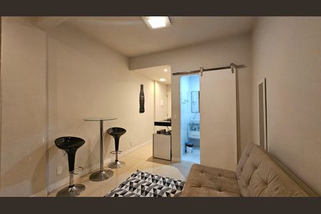 Sala / Quarto de kitnet/studio à venda com 1 quarto, 33m² em Copacabana, Rio de Janeiro