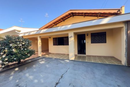 Casa à venda com 167m², 4 quartos e 2 vagas Casa à venda com 167m², 4 quartos e 2 vagasÁrea externa