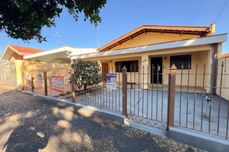 Casa à venda com 167m², 4 quartos e 2 vagas Casa à venda com 167m², 4 quartos e 2 vagasFachada