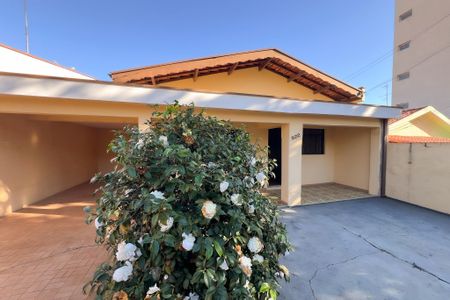 Casa à venda com 167m², 4 quartos e 2 vagas Casa à venda com 167m², 4 quartos e 2 vagasÁrea externa