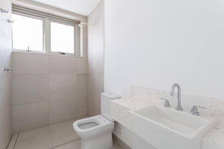 Apartamento à venda com 335m², 4 quartos e 4 vagas Apartamento à venda com 335m², 4 quartos e 4 vagasBanheiro da Suíte 1