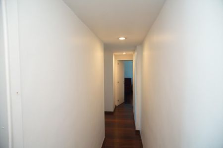 Corredor de apartamento à venda com 4 quartos, 330m² em Barra da Tijuca, Rio de Janeiro