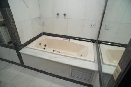 Banheiro Suíte Principal de apartamento à venda com 4 quartos, 330m² em Barra da Tijuca, Rio de Janeiro
