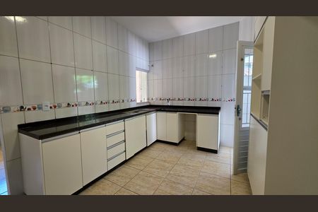 Casa à venda com 180m², 2 quartos e 2 vagas