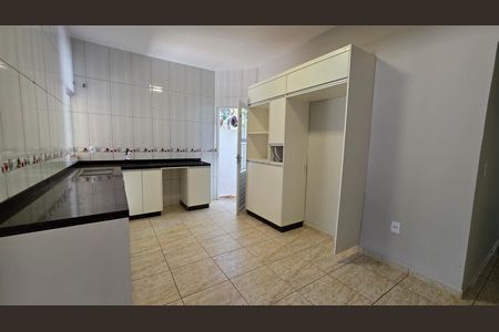 Casa à venda com 180m², 2 quartos e 2 vagas